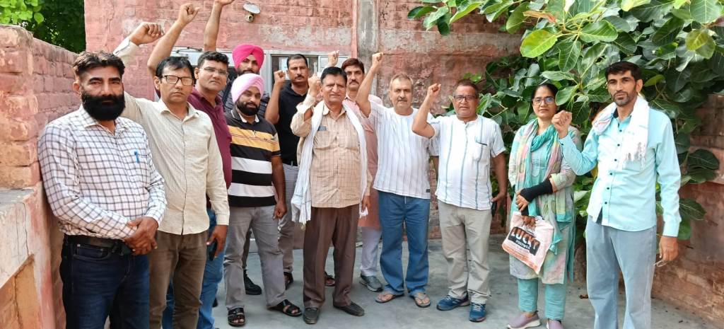 अतिथि अध्यापकों ने हाईकोर्ट के निर्णय को लागू न किए जाने के विरोध में किया जोरदार प्रदर्शन